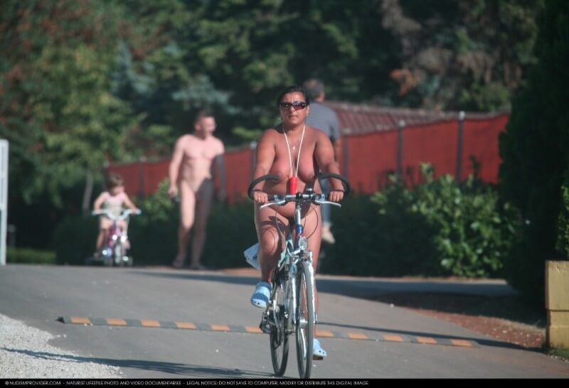 Naturists Road Biking pics - Sincerity is the foundation of the nudist lifestyle