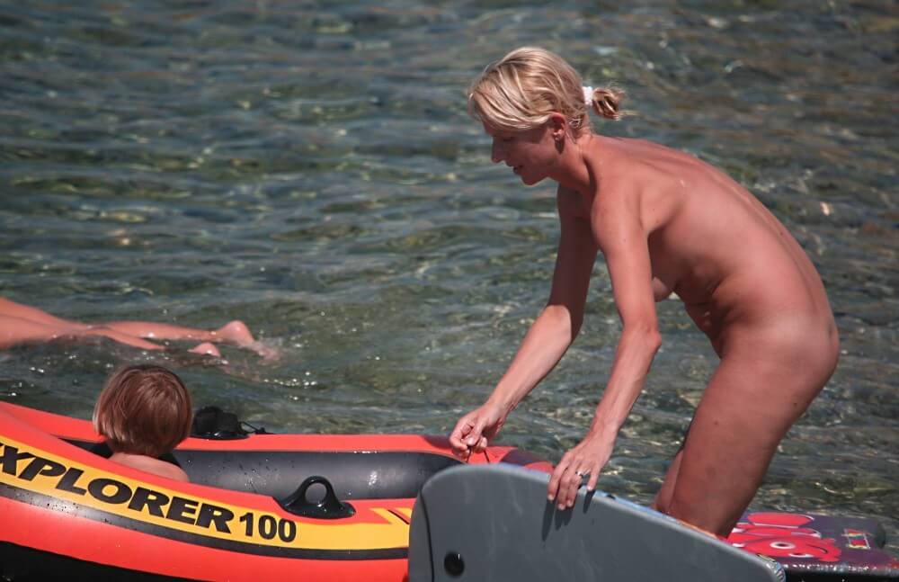 Red Boating for Two Nudists pics - The pursuit of naturalness and freedom