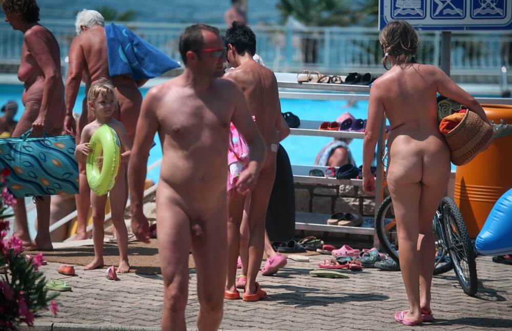 Daytime Nudists Chill Out photos - This practice of going nude was embraced by the highest ranks of the aristocracy