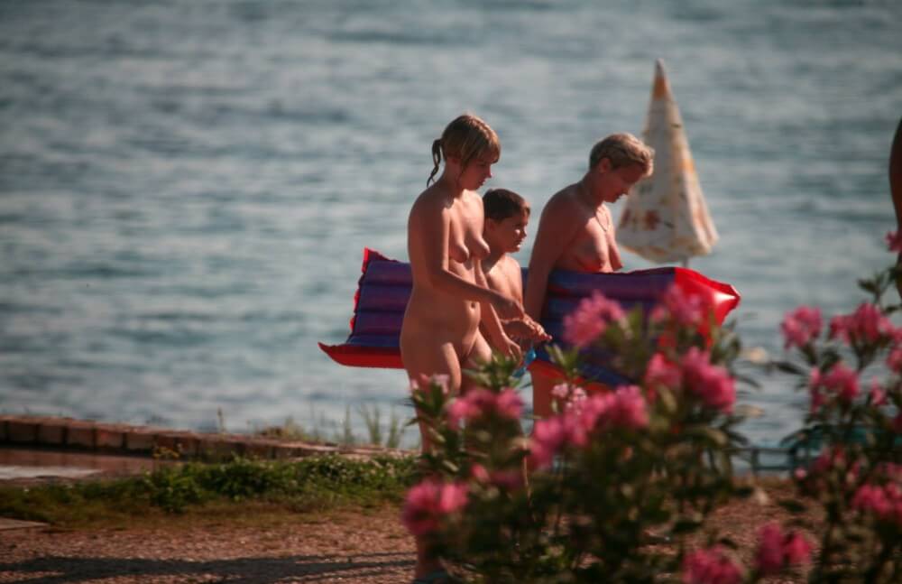 Dusk Til Dawn Showering phoros - Nudity helps one better understand oneself and the surrounding world