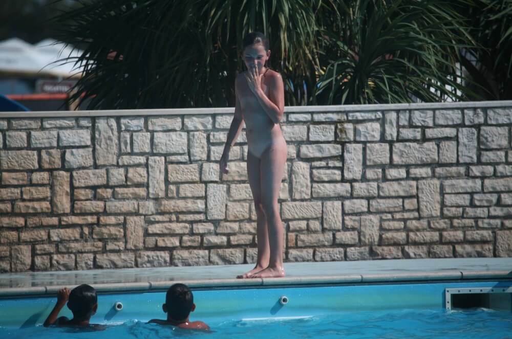 Naturist Pool-Side Singles photos - Spontaneous Nudism Thrives