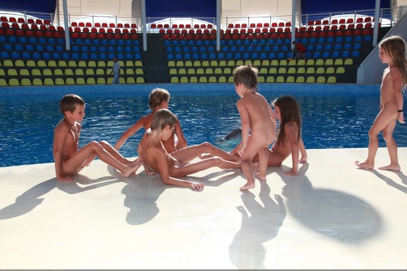 Swimming dolphins photo gallery - This practice of going nude was embraced by the highest ranks of the aristocracy