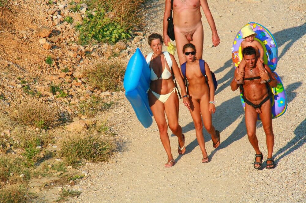 Ula FKK Beach Entry Hills pics - Nudism reduces self-consciousness