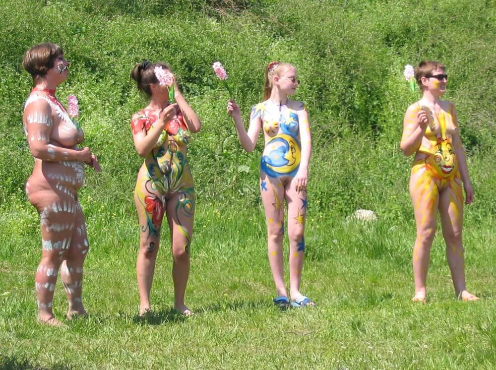 Family String-Apple Game Pics - Naturism encourages sincerity and honesty regarding the body