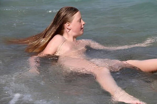 Turqoise Water Splash pics - Naturism is about peace and tranquility