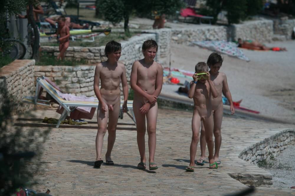 Shore walking nude - The desire to admire the human form