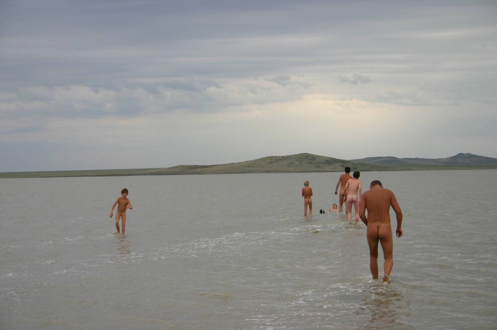 Black-Sea Body Mud Shots pics - Clothing is a barrier for a nudist