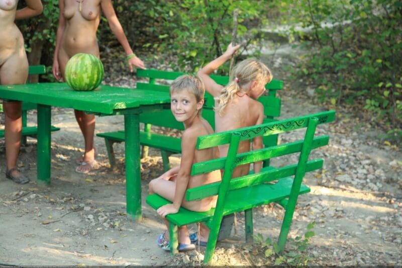 Naturists green picnic photos - Nudism teaches us to appreciate the present moment