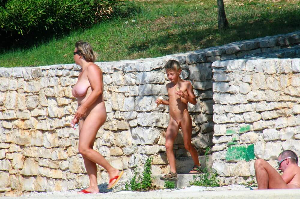 Ula FKK Wall-Side Families pics - Nudism and naturism are closer to natural harmony