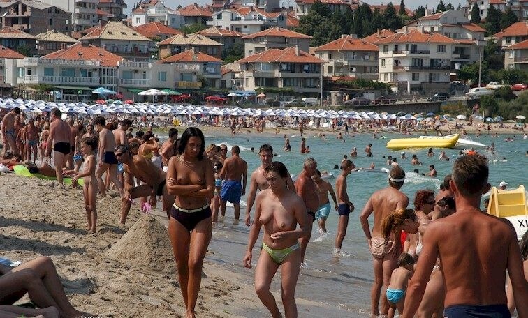 Enature - resort in solar Bulgaria - Overcoming insecurities is one of the goals of practicing nudism and naturism
