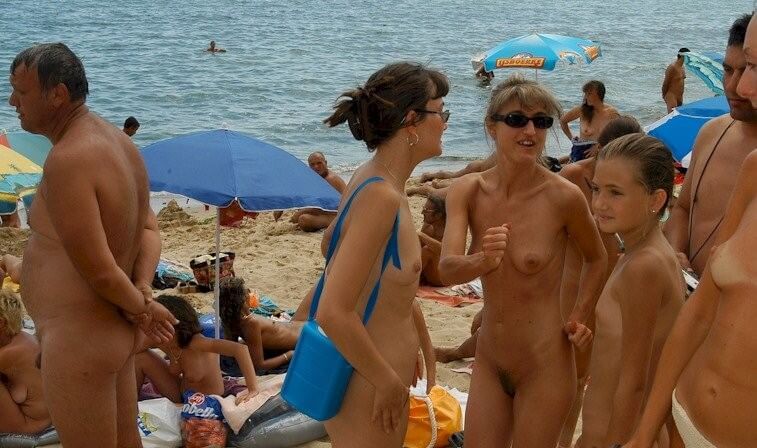 Documentary video naturism 1999 - Nudists relax beautifully—a sight to behold