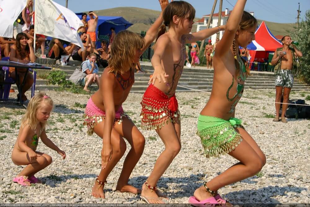 Festival and dancing photos - Love for oneself and the environment are important values in naturism and nudism