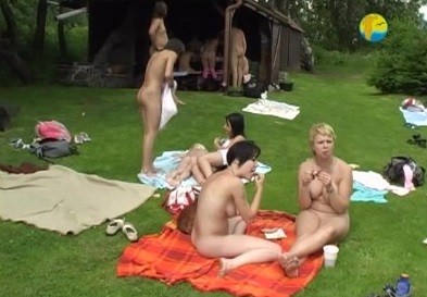 Naturist Freedom: Cottage Picnic - Nudism teaches us to appreciate the present moment