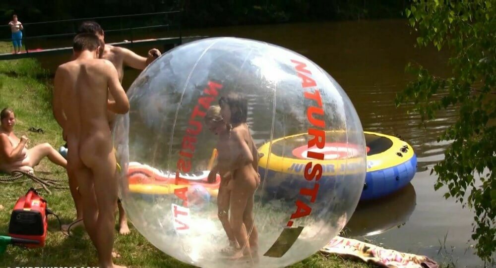 Daytime Family Picnic Full HD - Being naked fosters trust