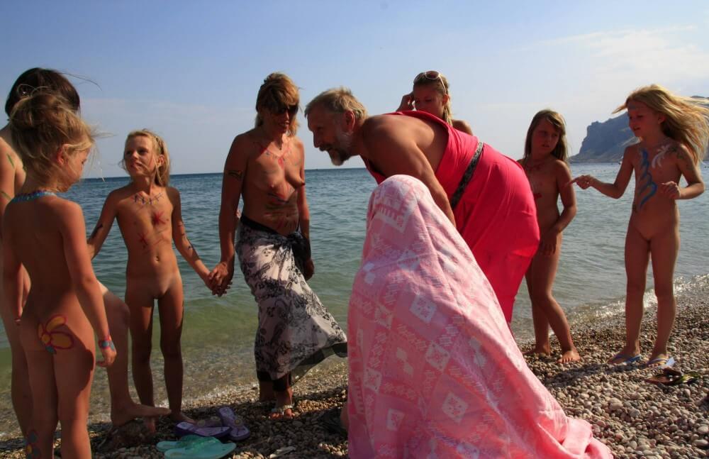 Water Drying Off pics - Naturists live freely and naturally