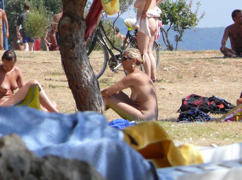 Ula FKK Shore Perspective pics - Nudism encourages love for nature and oneself