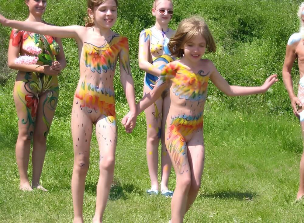 Naturism photo gallery # 29 - Simplicity is the key to nudism