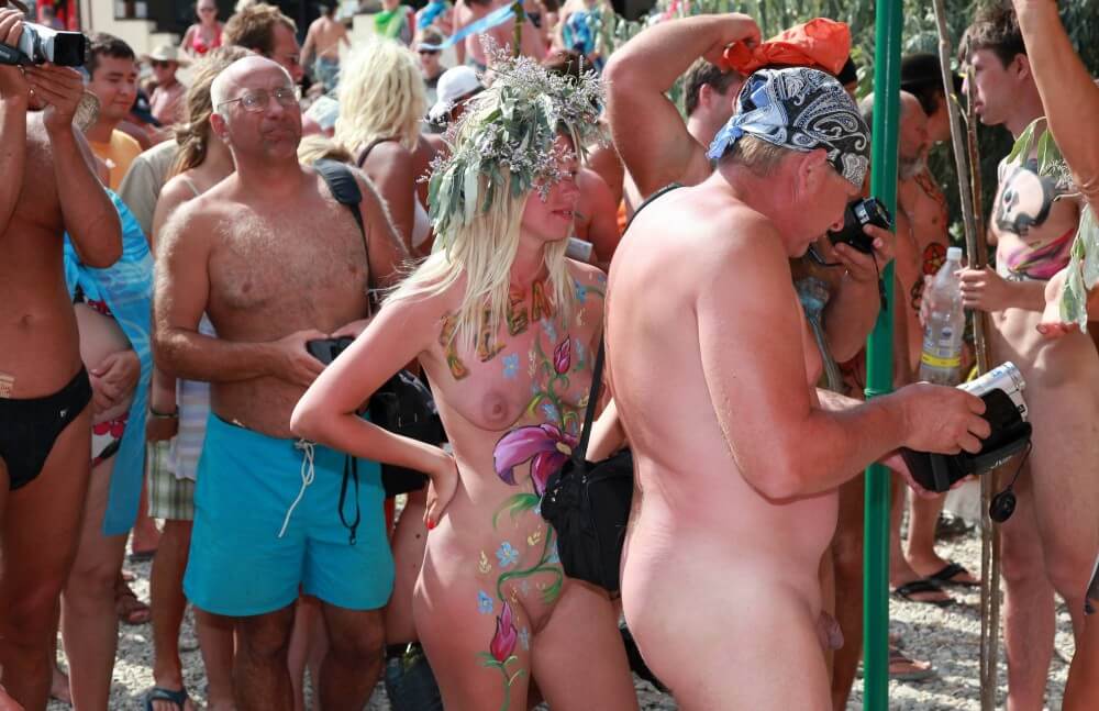 Neptune Painting Couple pics - The nature of nudism provides strength and inspiration