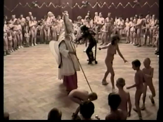 Helios Natura: Christmas Kinder Spiele - Nudism promotes happiness and well-being